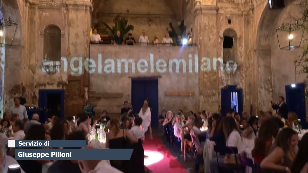 Nella suggestiva atmosfera del Rione San Nicolò in via San Felice la stilista Angela Mele ha presentato la sua collezione