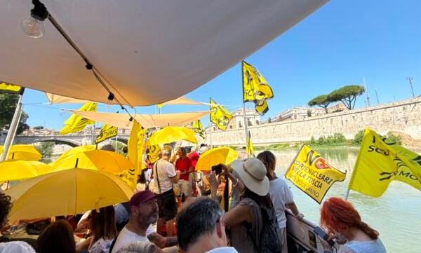 “No al deposito delle scorie radioattive”, la protesta in battello da Viterbo a Roma