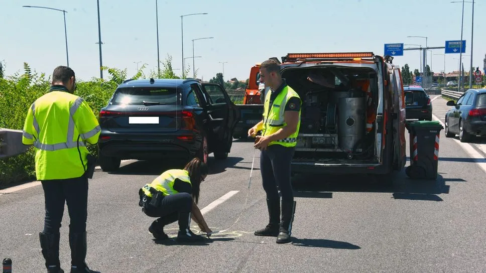 Non ce l’ha fatta il 21enne caduto dalla moto sulla circonvallazione dopo un litigio con un’auto