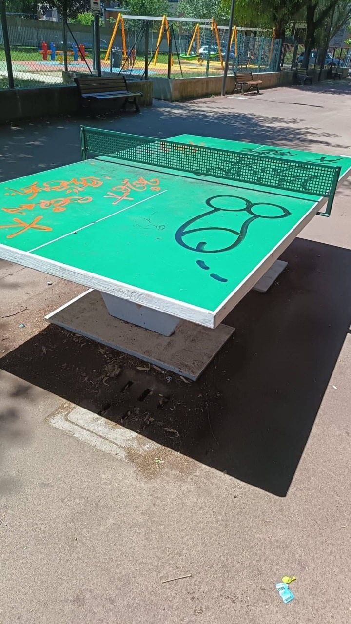 Nuovi sfregi al parco Allende: firmati con tag oscene i tavoli da ping pong