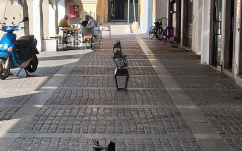 Palazzolo, stacca le lanterne dei portici nella notte: beccato dalle telecamere