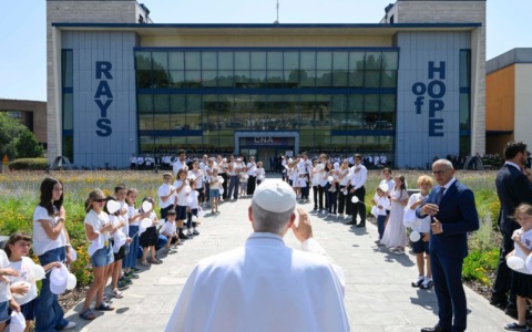 Papa Leone XIV a Pavia, dalla carezza ai bambini malati all’appello contro odio e bullismo
