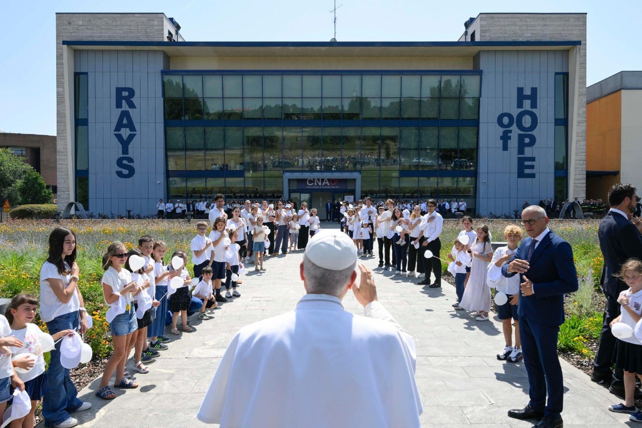 Papa Leone XIV a Pavia, dalla carezza ai bambini malati all’appello contro odio e bullismo