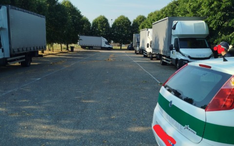 Parcheggi selvaggi vicino al cimitero, il blitz della Polizia Locale
