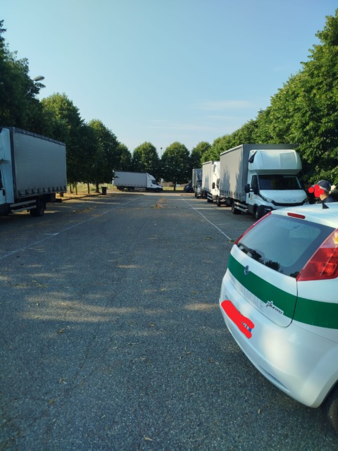 Parcheggi selvaggi vicino al cimitero, il blitz della Polizia Locale