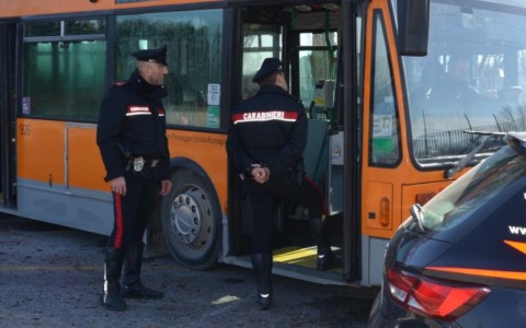 Passeggera presa a pugni sul bus notturno