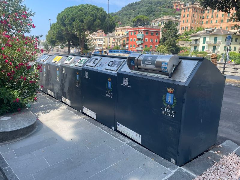 Passeggiata a mare a Recco, attive le nuove postazioni dei rifiuti per le abitazioni
