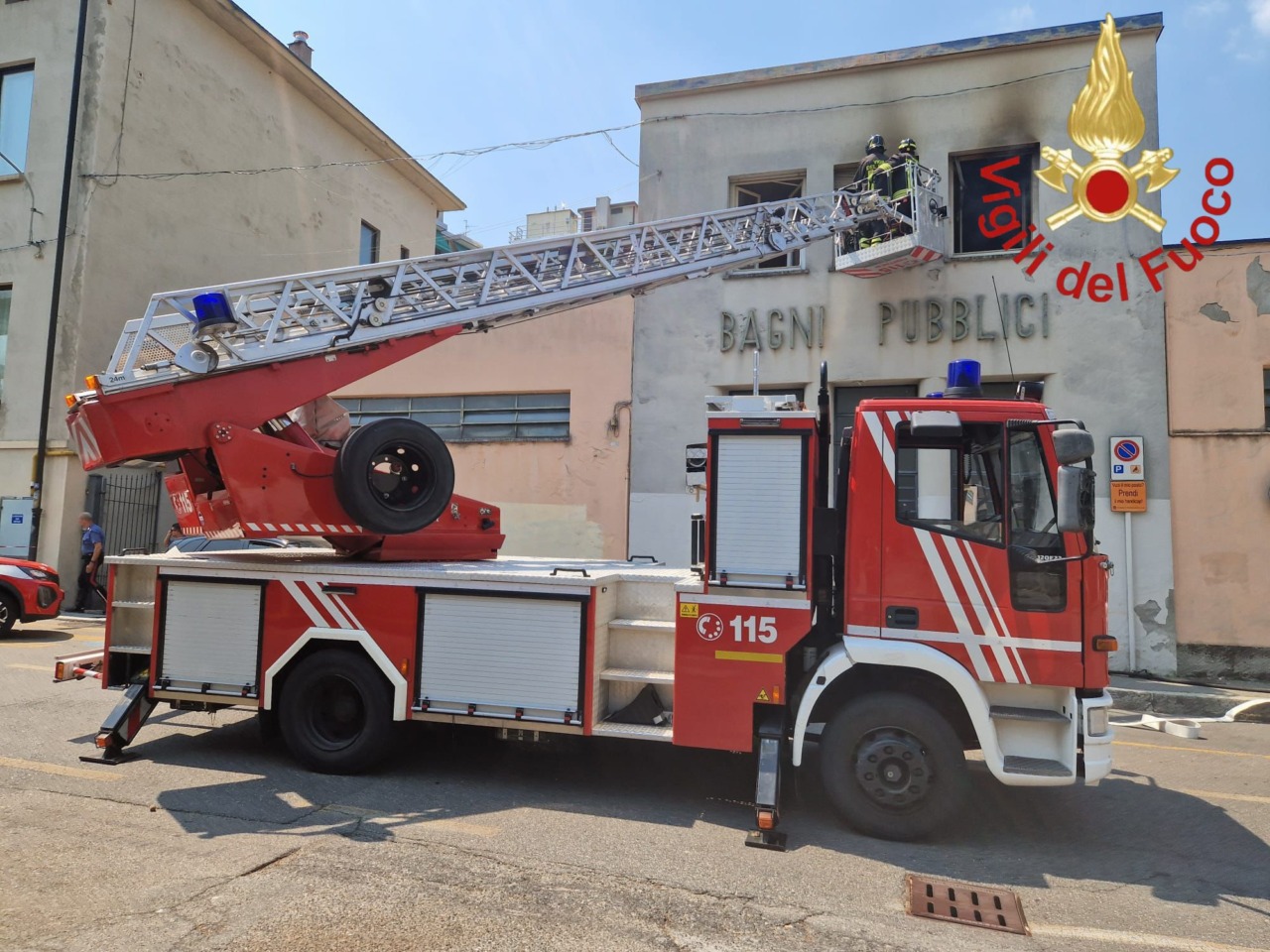 Paura in via Sirtori: fiamme in un appartamento