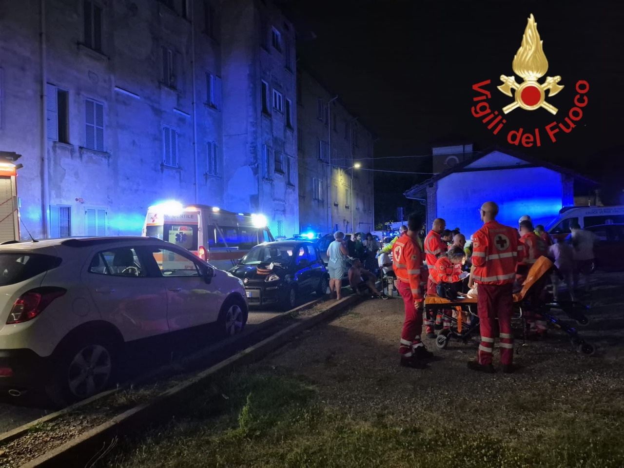 Paura nella notte a Lomazzo: incendio in un condominio, morto un 70enne