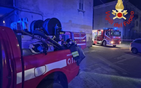 Paura nella notte a Lomazzo: incendio in un condominio, morto un 70enne