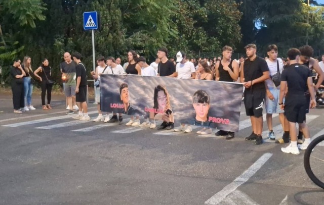 “Per sempre con noi” Più di 2mila persone alla marcia per non dimenticare Camilla, Lorenzo e Riccardo