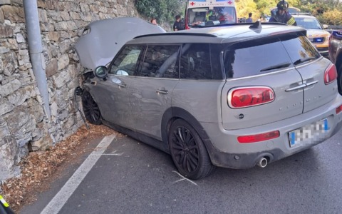 Perde il controllo dell’auto e sbatte contro un muro, incidente sull’Aurelia