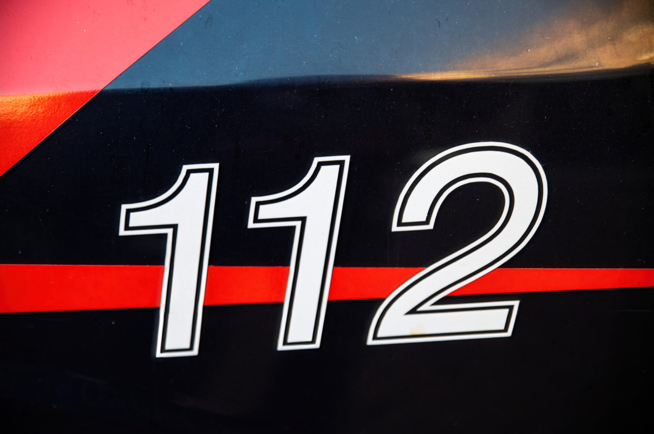 Perseguita l’ex compagna e si lancia contro la sua auto, 47enne arrestato: «Non mi fa più vedere mia figlia»