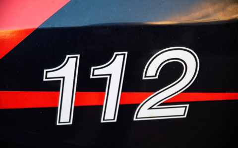 Perseguita l’ex compagna e si lancia contro la sua auto, 47enne arrestato: «Non mi fa più vedere mia figlia»
