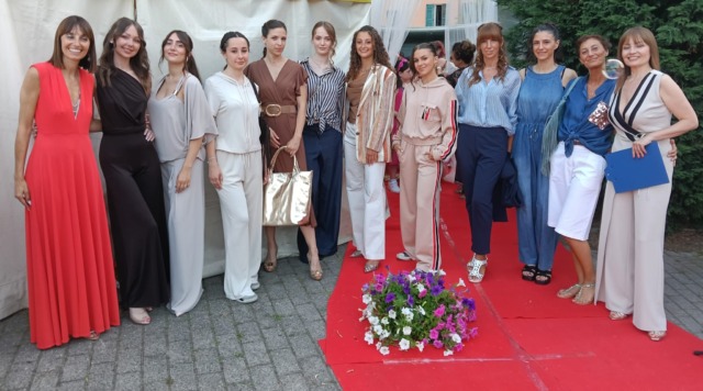 Pescate, un successo la “Notte d’estate” con l’aperitivo in bianco e la sfilata