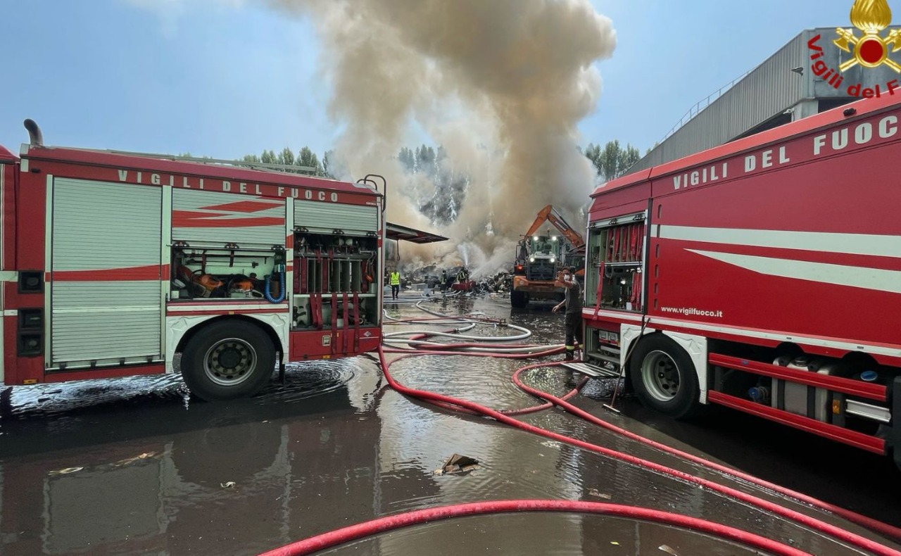 Piattaforma ecologica in fiamme tra Baggio e Muggiano: le immagini dell’intervento dei soccorsi e della densa nube di fumo visibile a distanza