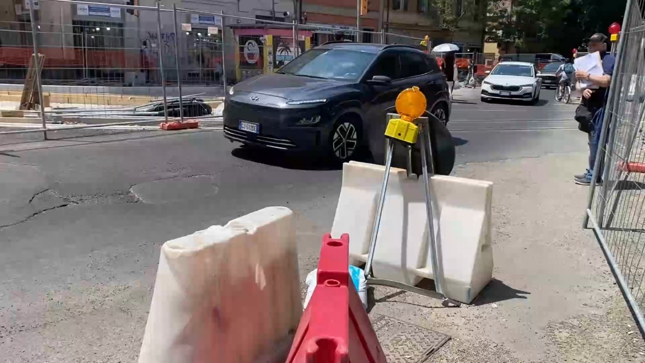 Piazza dell’Unità, pedoni in trappola tra auto, cantieri e monopattini