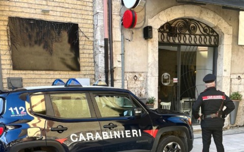 Picchiata dal compagno violento, si chiude in camera da letto e chiede aiuto