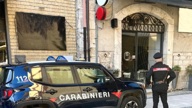 Picchiata dal compagno violento, si chiude in camera da letto e chiede aiuto