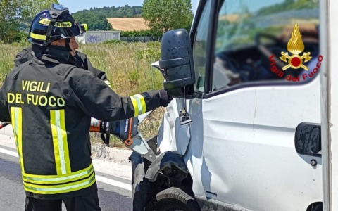 Pollenza. Incidente tra due furgoni sulla Statale 77, soccorsi i conducenti: strada chiusa, poi riaperta