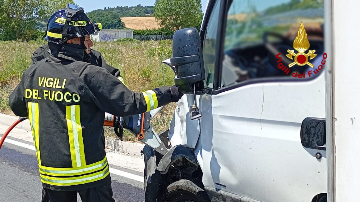 Pollenza. Incidente tra due furgoni sulla Statale 77, soccorsi i conducenti: strada chiusa, poi riaperta