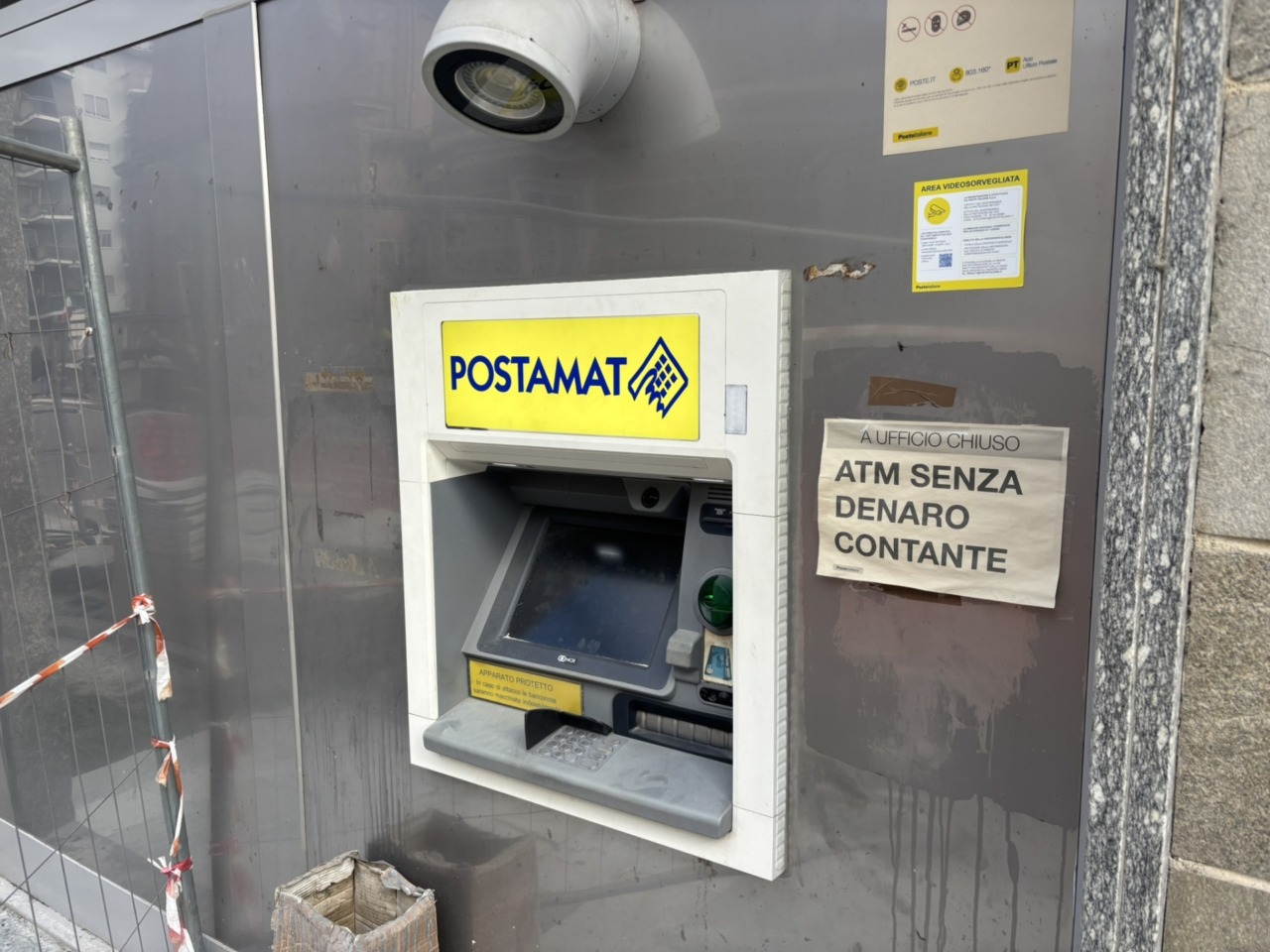 Poste bloccano l’Atm e il contante: «Un servizio essenziale cancellato»
