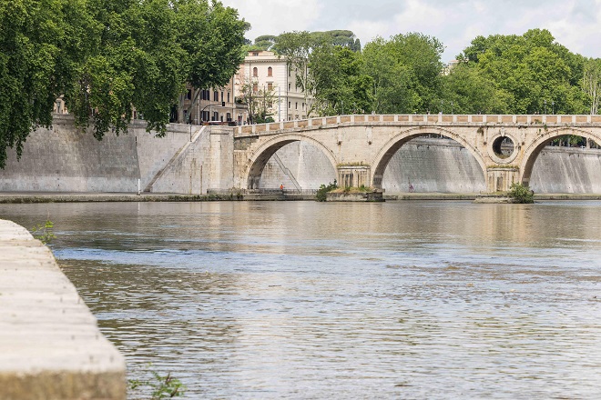 Protesta sul Tevere contro il deposito di scorie nucleari nella Tuscia