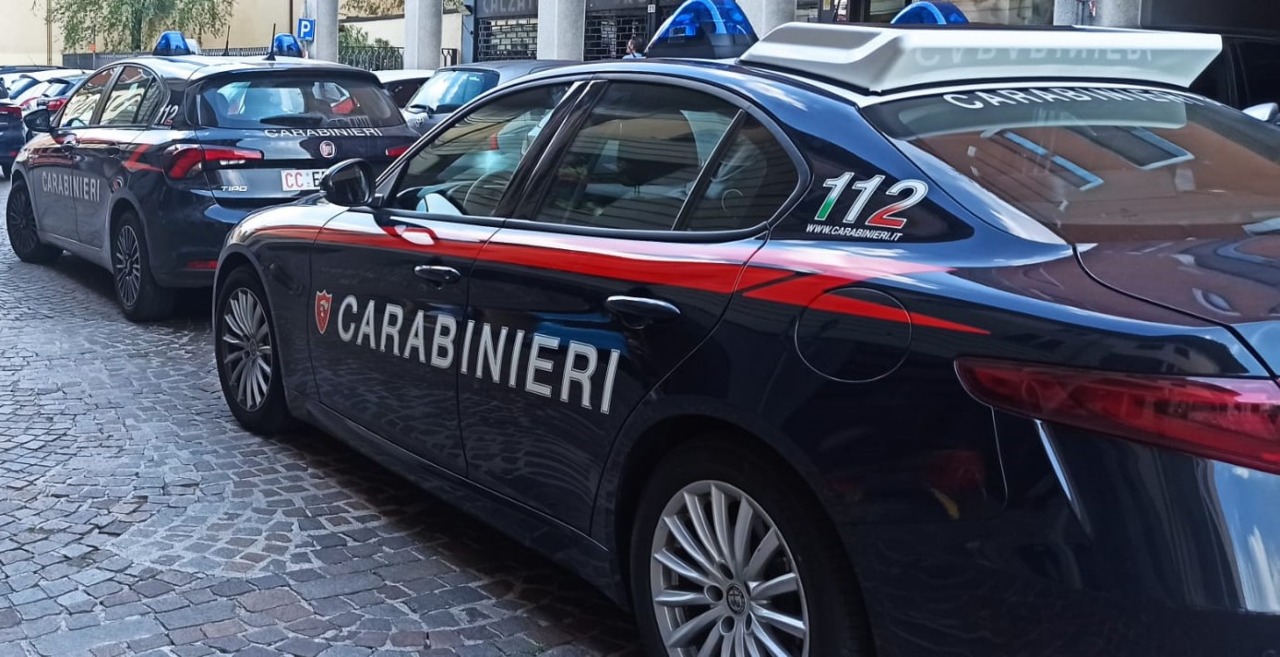 Prova a rubare una pistola (finta) e tira fuori un coltello (vero)