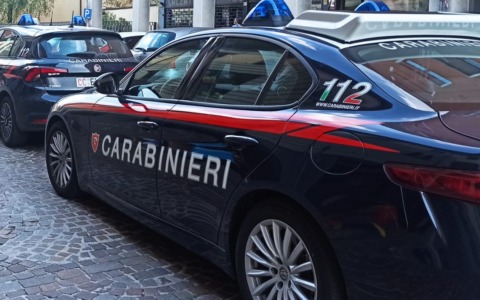 Prova a rubare una pistola (finta) e tira fuori un coltello (vero)