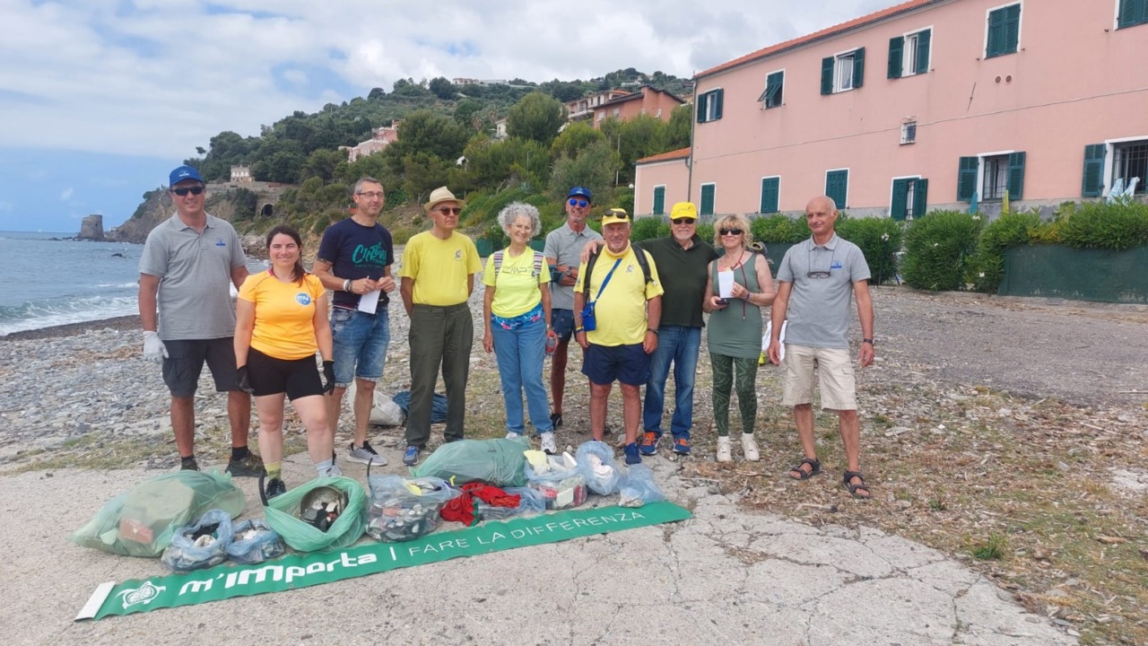 Pulizia della spiaggia Garbella: Raccolti 40 kg di spazzatura e materiale abbandonato