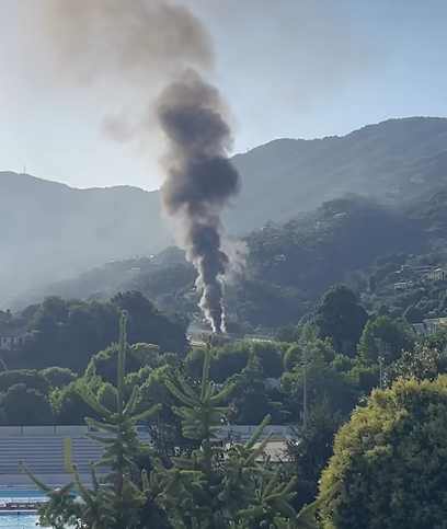 Pullman a fuoco sulla A12