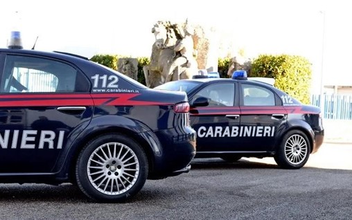Pusher tenta la fuga tra le auto, arrestato