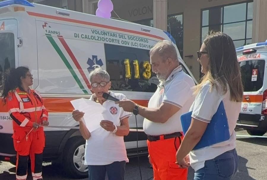 Quattro nuove ambulanze per i Volontari del Soccorso di Calolziocorte: l’emozionante saluto di Piera dopo 55 anni di servizio
