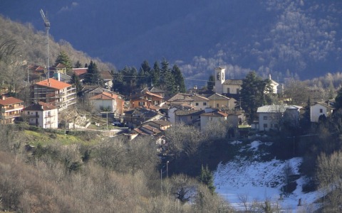 Quel “monumento” non voluto di Lonno: una gru ferma da 14 anni: «Deturpa il paesaggio»