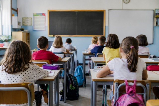 Raddoppia il costo del pre e post scuola: genitori lanciano una raccolta firme