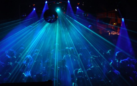 Ragazza 16enne denuncia violenza nel parcheggio dopo la serata in discoteca: 20enne indagato