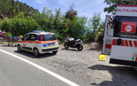 Ragazza perde il controllo della moto e finisce fuori strada sul Bracco