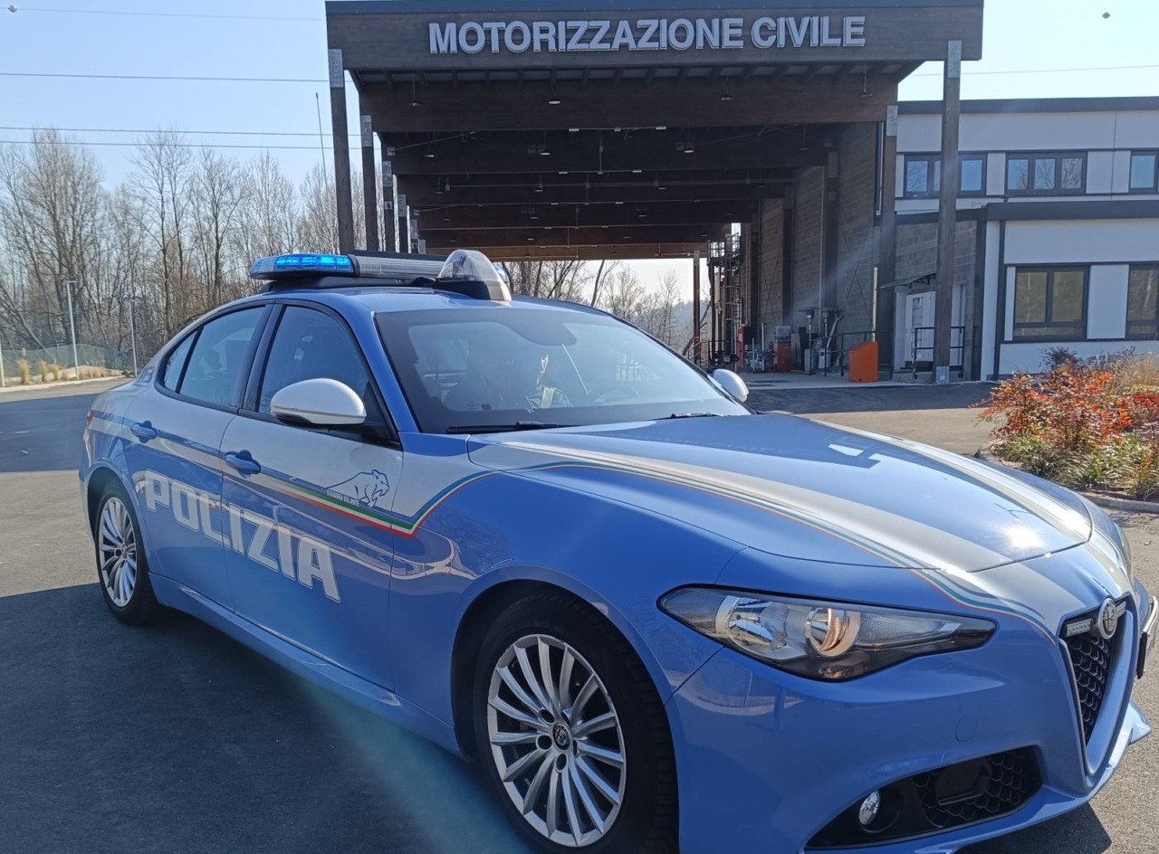 Ragazzi rapinano un passante, arrestati dalla Polizia