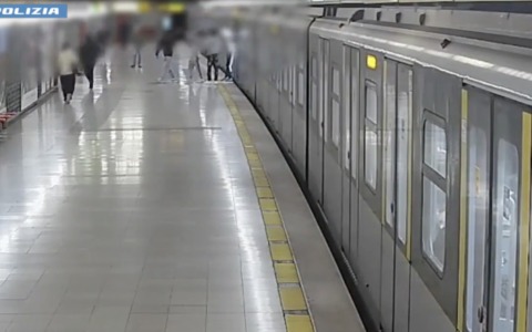 Rapina in metro a Milano: quattro arresti per l’aggressione a Montenapoleone