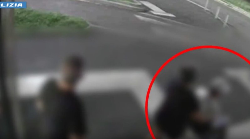 Rapinano turisti in sedia a rotelle, arrestati dalla Polizia