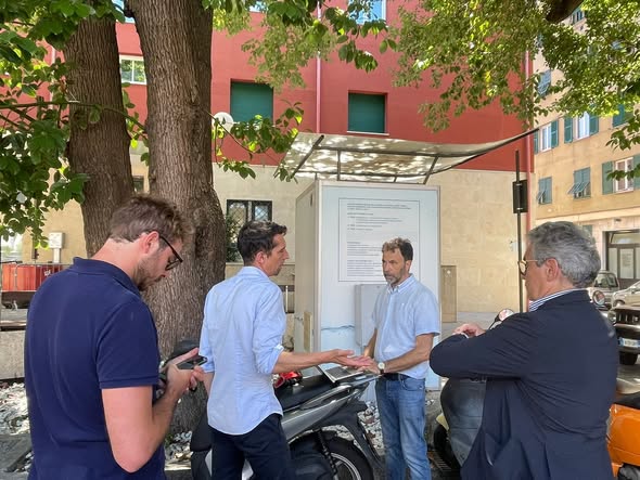 Recco: abbattimento di una canfora pericolante in piazza Matteotti