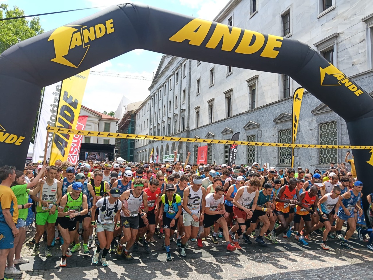 Resegup 2026 al via, 1.300 runner lanciati verso la vetta avvolti dall’entusiasmo della città (in aggiornamento)