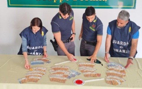Riciclaggio da fatture per operazioni inesistenti, quattro indagati