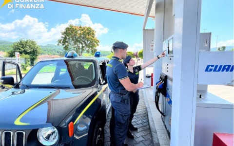 Riempiva illegalmente una bombola di gpl, benzinaio denunciato