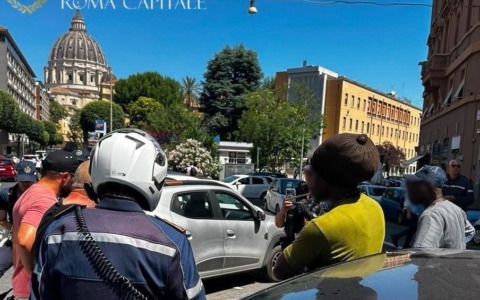 Roma, San Pietro: stop alla truffa dei braccialetti