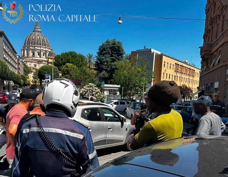 Roma, San Pietro: stop alla truffa dei braccialetti