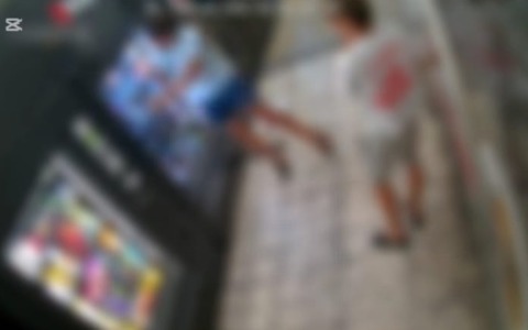 Giovani vandalizzano un distributore automatico a Romano