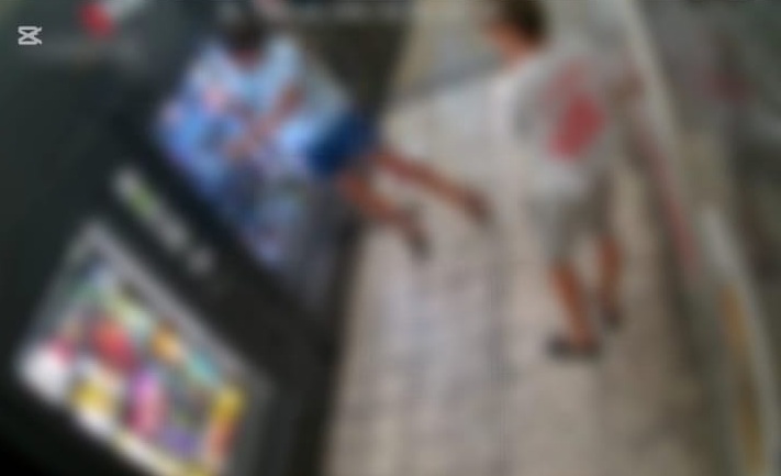 Giovani vandalizzano un distributore automatico a Romano