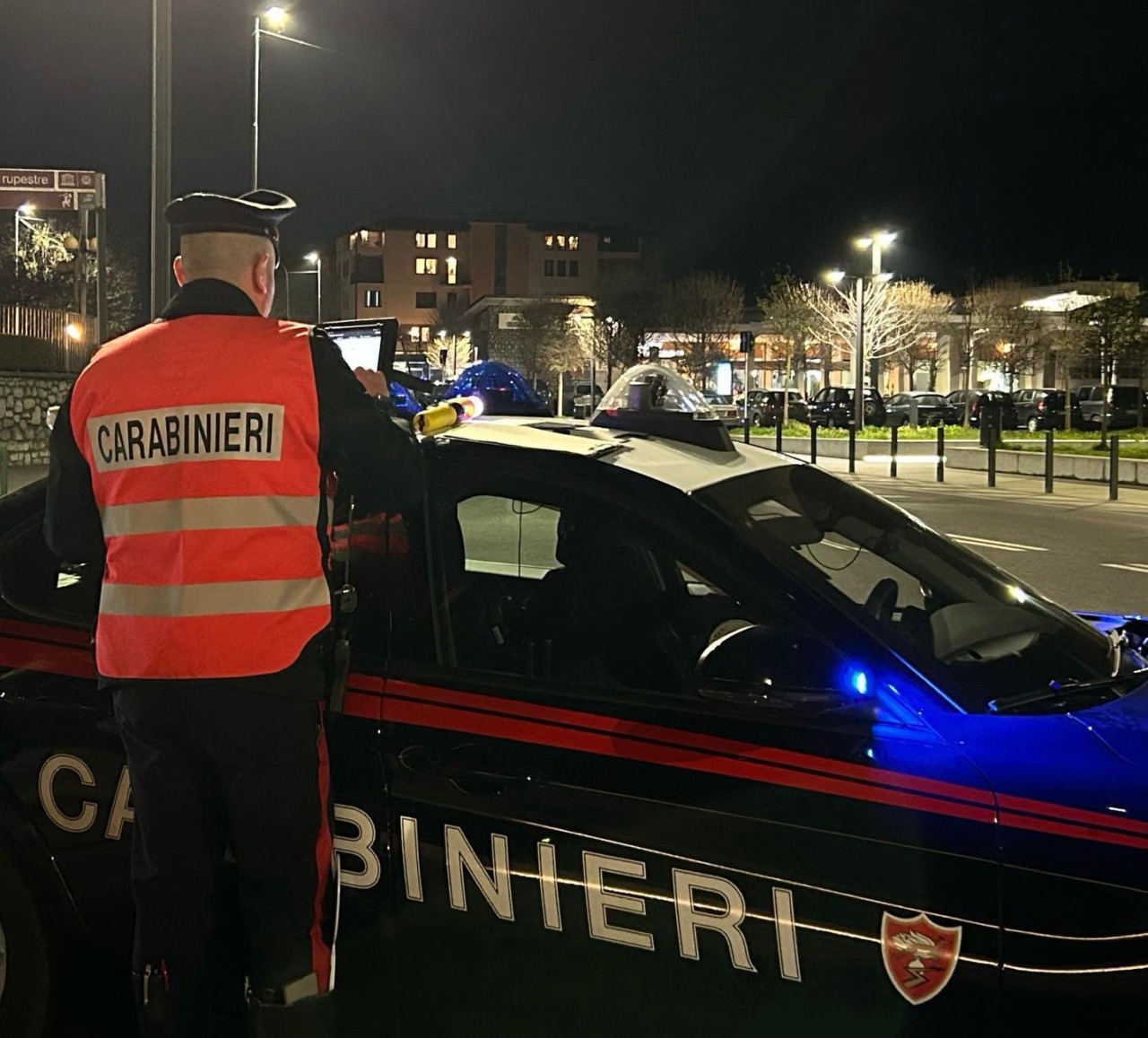 Ruba al supermercato a Chiari, poi aggredisce la guardia per fuggire: arrestato un 19enne