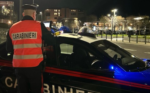 Ruba al supermercato a Chiari, poi aggredisce la guardia per fuggire: arrestato un 19enne